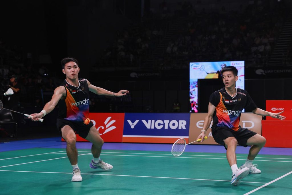 Pasangan muda Indonesia, Raymond Indra/Nikolaus Joaquin, berhasil merebut gelar juara ganda putra Australian Open 2025. Mereka menaklukkan pasangan senior Fajar Alfian/Muhammad Shohibul Fikri .