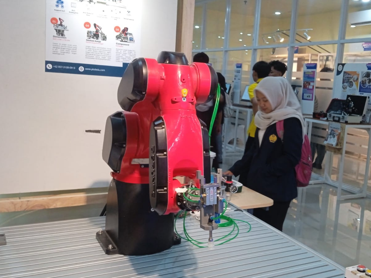 Karya dari dosen dan mahasiswa yang dipamerkan di Innovnesa di lantai ground rektorat Unesa. Diharapkan bisa menjadi jembatan dengan industri.