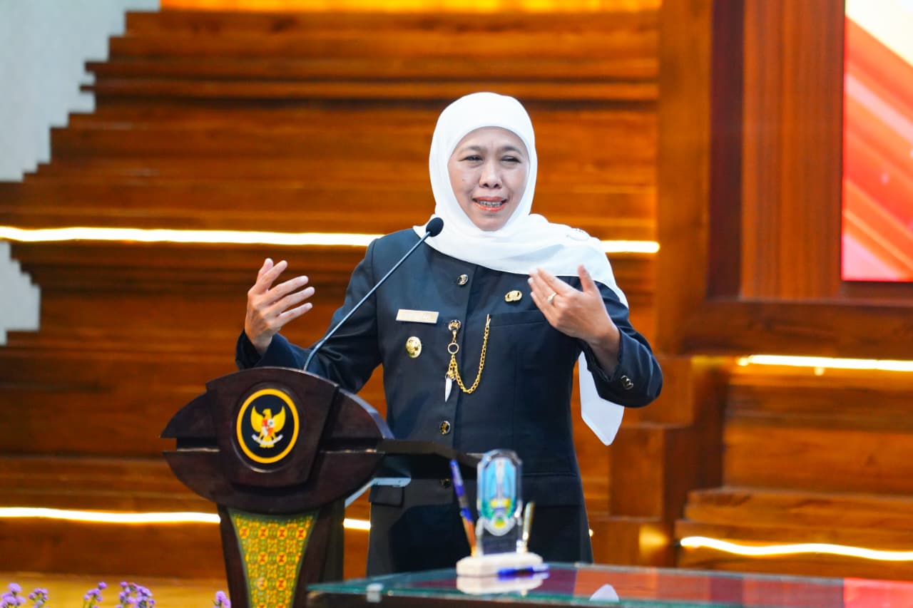 PENTING: Gubernur Jatim Khofifah Indar Parawansa pada HGN 2025 ini mengapresiasi kerja guru. Capaian hebat pendidikan di Jawa Timur tak lepas dari peran guru.(IST/RADAR SURABAYA)