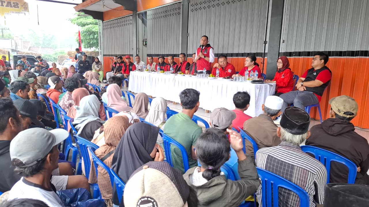 PEDULI: Wakil Ketua DPD PDI Perjuangan Jatim, Deni Wicaksono saat bertemu warga terdampak erupsi Gunung Semeru.