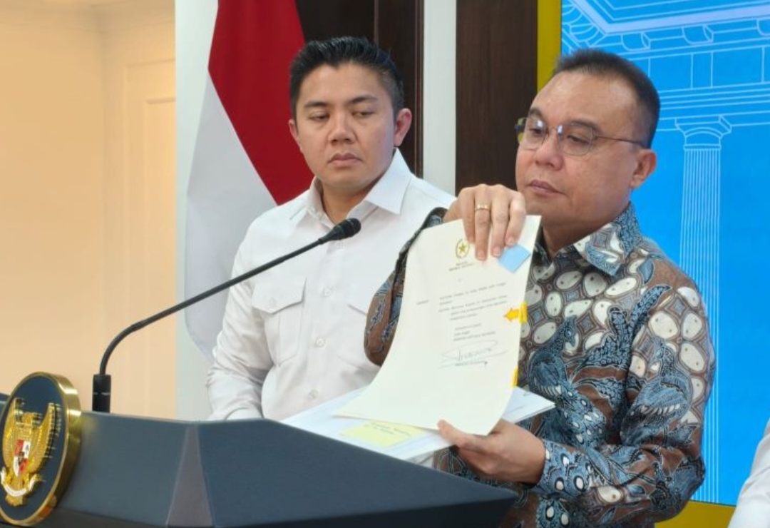 Wakil Ketua DPR RI Sufmi Dasco Ahmad memperlihatkan dokumen hak rehabilitasi dalam perkara ASDP yang ditandatangani Presiden RI Prabowo Subianto.