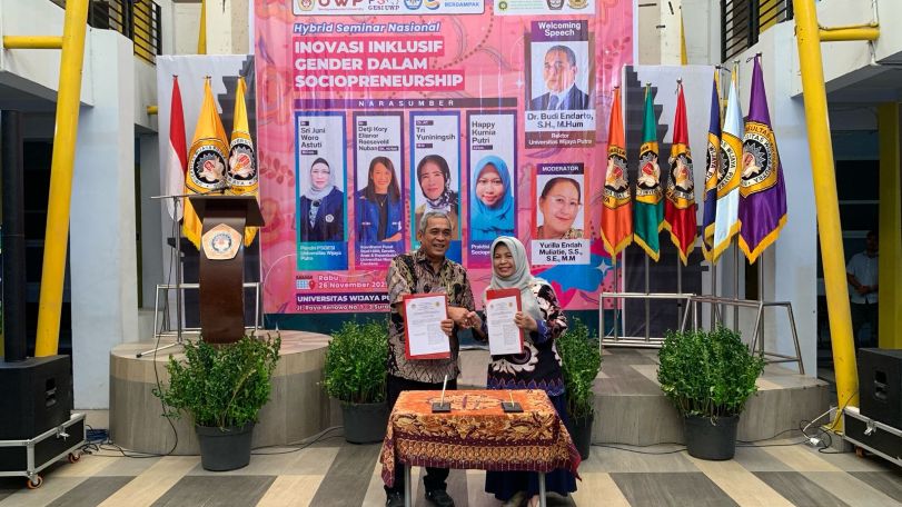 KERJA SAMA: Rektor UWP, Dr. Budi Endarto, S.H., M.Hum dan Rektor UWKS, Prof. Dr. Ir. Nugrahini Susantitah Wisnujati, M.Si menunjukkan dokumen kerja sama kedua belah pihak.