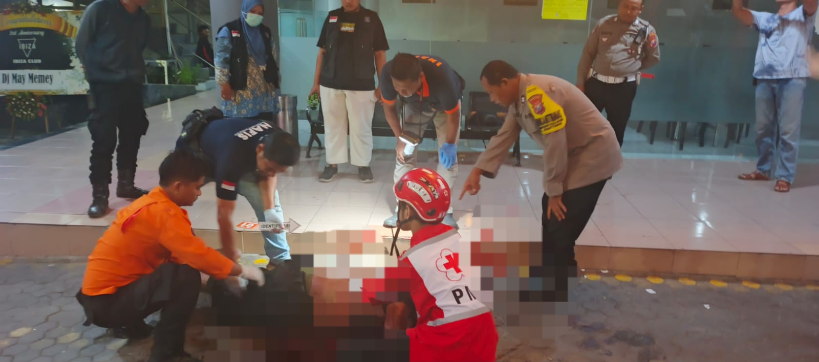 TERGELETAK: Petugas saat olah TKP di lokasi penganiayaan. Korban meninggal dunia di d4pan sebuah diskotik di Jalan Simpang Dukuh, Surabaya. (IST/RADAR SURABAYA)