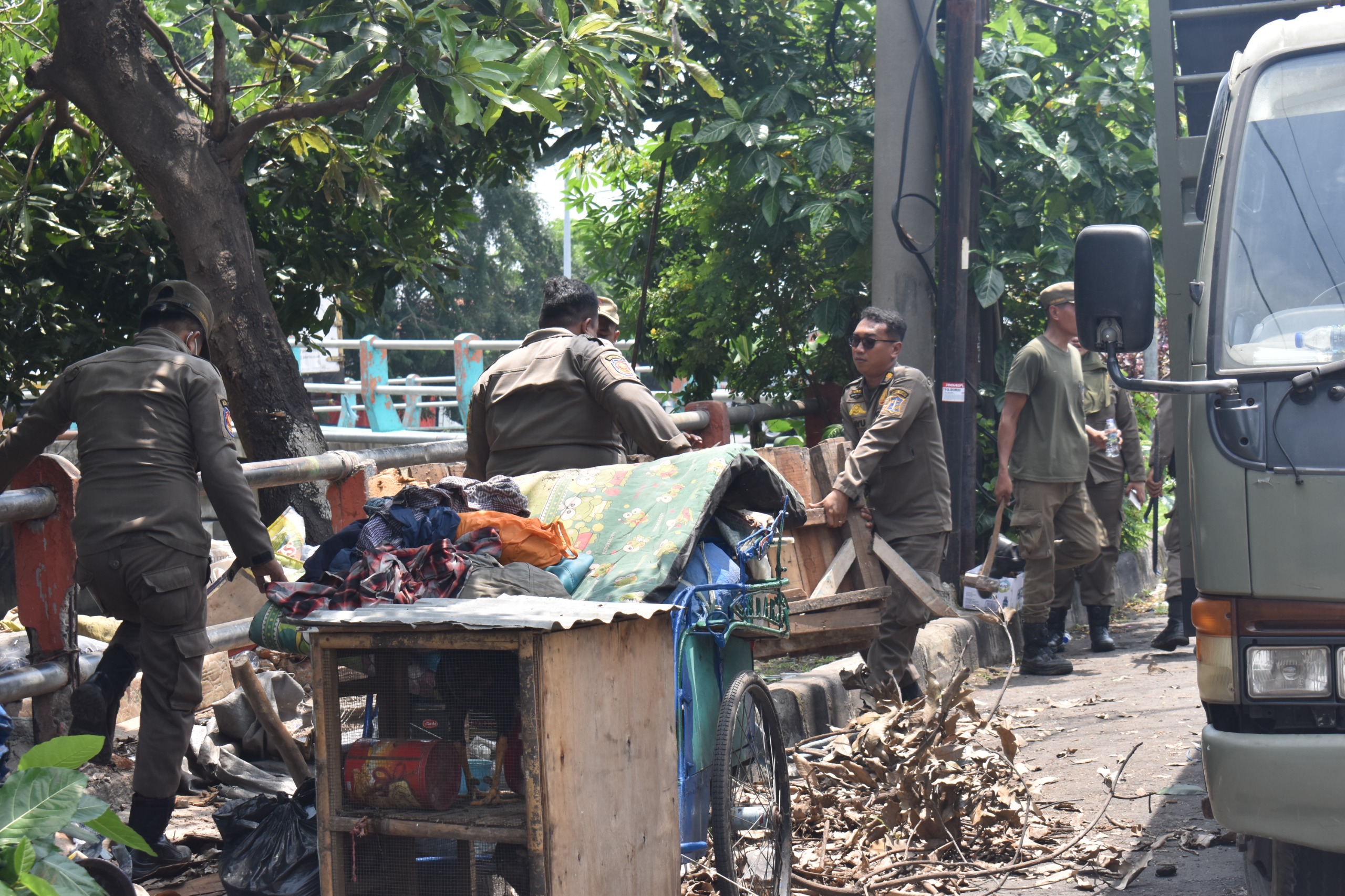 Satpol PP Surabaya melakukan penertiban PKL, bangunan liar, serta parkir truk di Jalan Johar dan Jalan Sulung.
