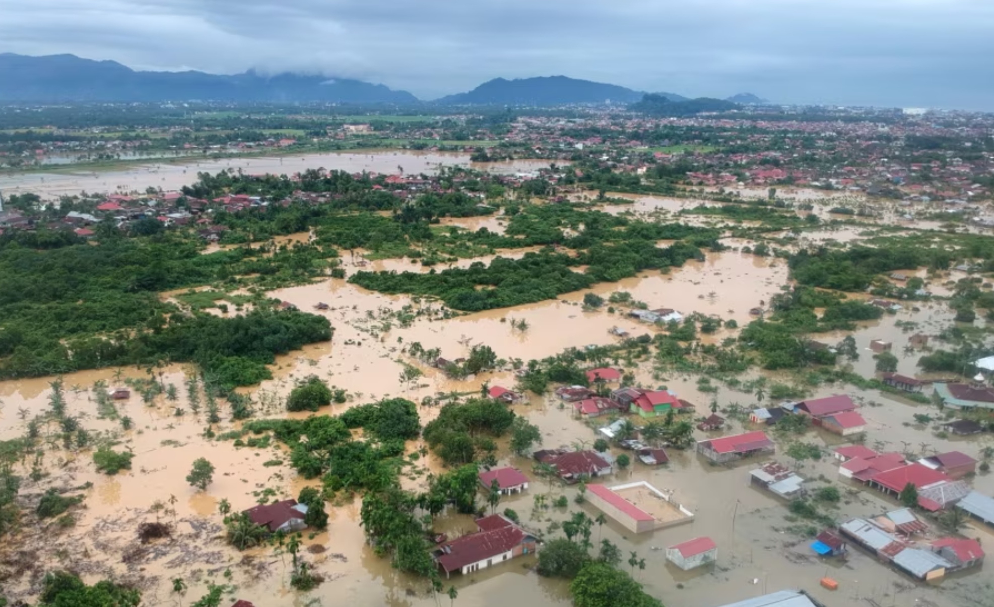 Sejumlah wilayah di Sumatera masih tergenang banjir yang mengakibatkan ratusan orang meninggal dunia.