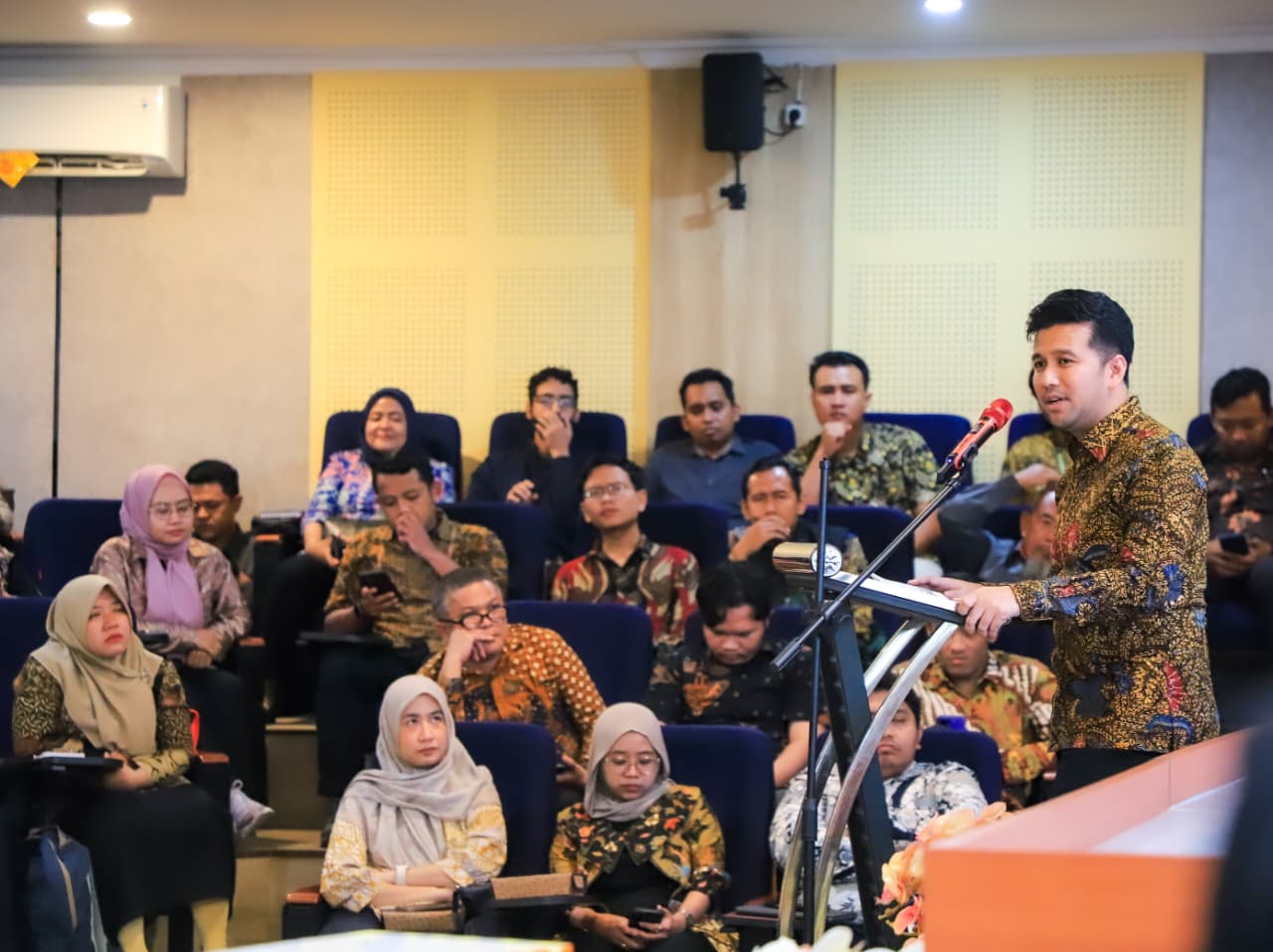 Wakil Gubernur Jawa Timur Emil Elestianto Dardak memberi pengarahan. (IST)