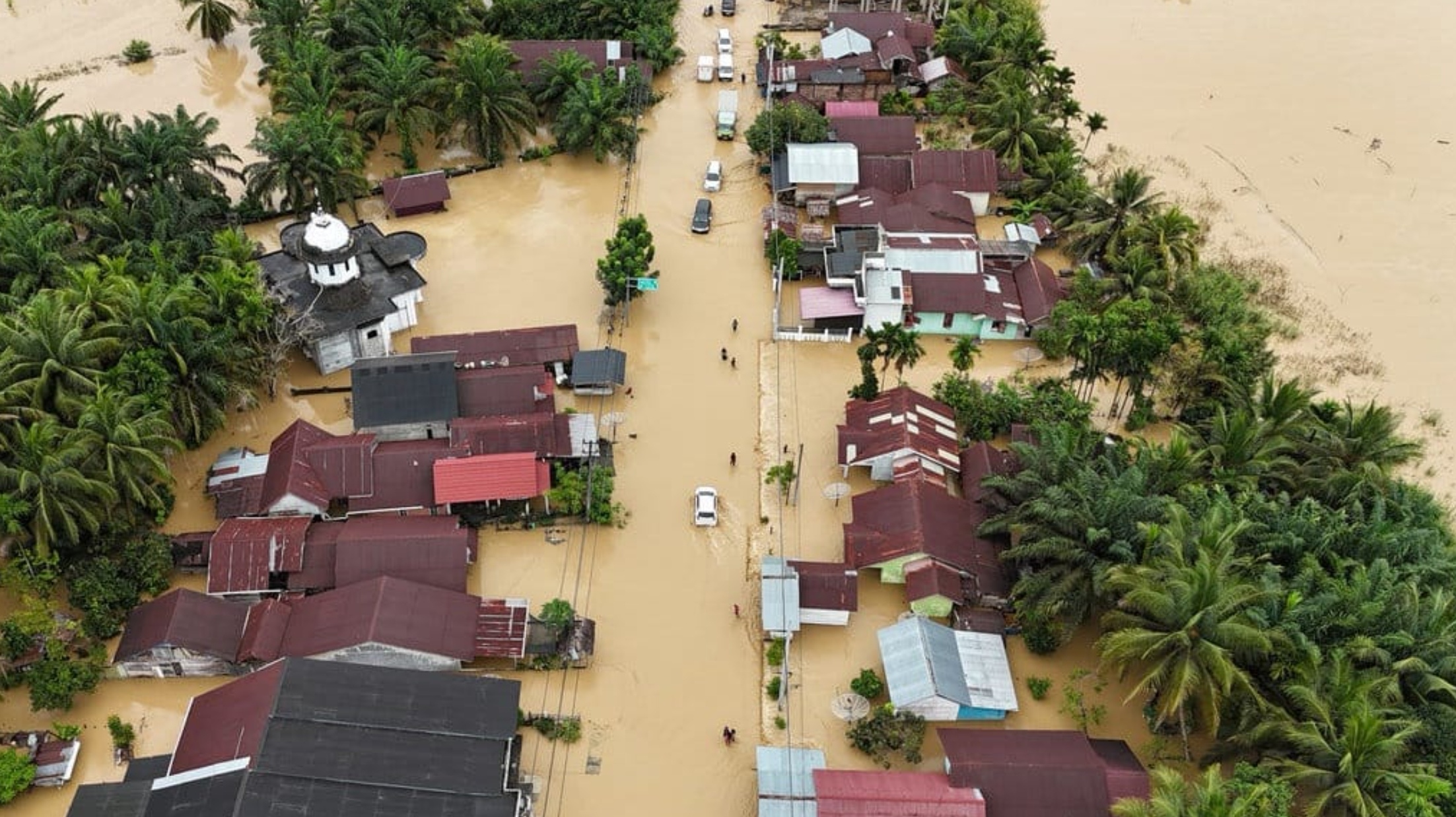 BENCANA HIDROMETEOROLOGI: Banjir masih merendam sejumlah wilayah di Sumatera.