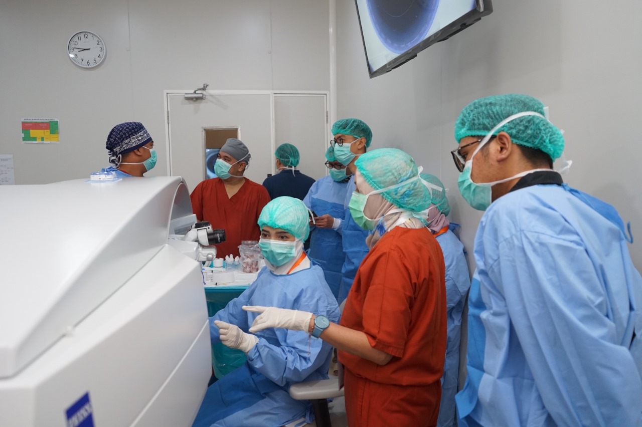 PEMBELAJARAN: Peserta dokter mata mendapat materi dan pendampingan instruktur di ruang Lasik, mereka datang dari berbagai daerah.(IST/RADAR SURABAYA)