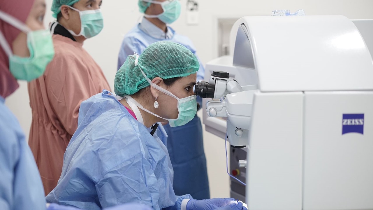 WETLAB: Demonstrasi LASIK oleh dr. Sheetal Brar (India) yang disimak langsung oleh para peserta.(IST/RADAR SURABAYA)