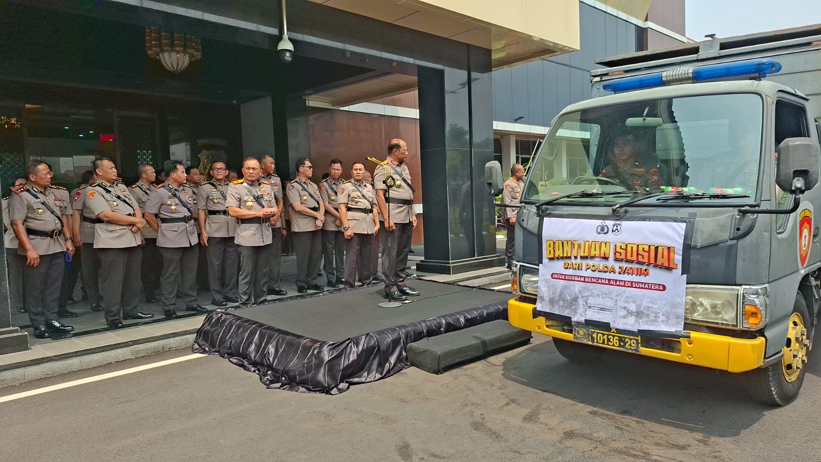 MERINGANKAN: Polda Jatim mengirim bantuan kemanusiaan ke Pulau Sumatera untuk korban bencana banjir dan longsor. (MAHRUS/RADAR SURABAYA)