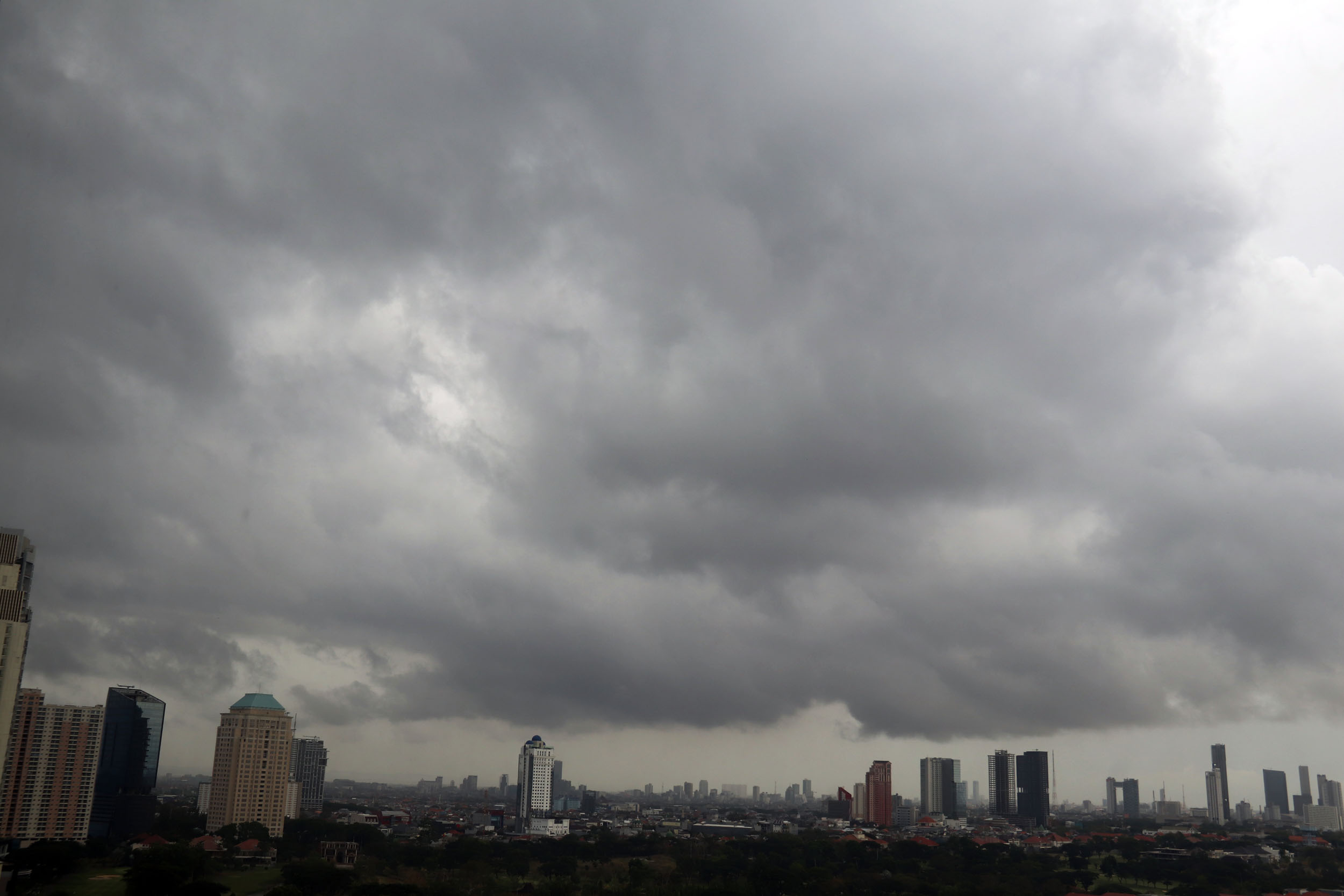 BMKG mengimbau warga waspada akan bencana hidrometeorologi saat Natal dan Tahun Baru.