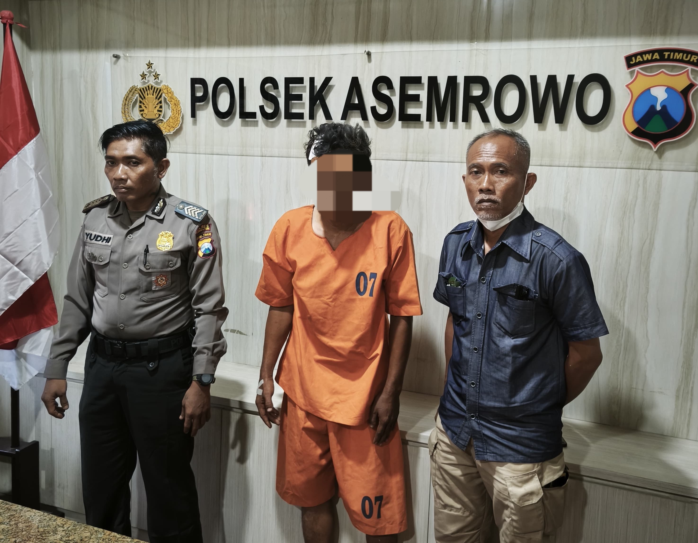 DIAMANKAN: Tersangka JSW saat diamankan Polsek Asemrowo. Ia tepergok Curi kompor di Jalan Raya Greges Jaya, Surabaya.(IST/RADAR SURABAYA)