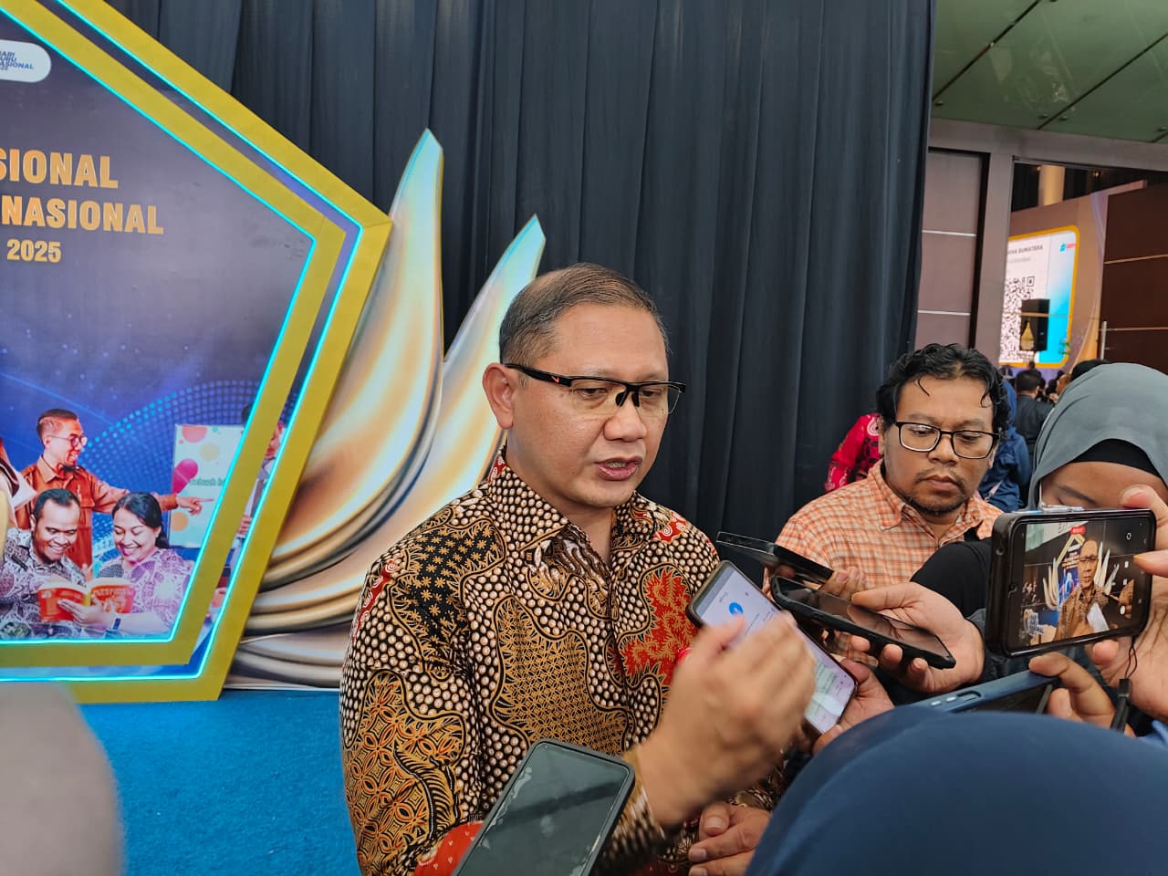 PERHATIAN: Kepala Dindik Jatim Aries Agung Paewai mengungkapkan apresiasinya terhadap guru.(IST/RADAR SURABAYA)