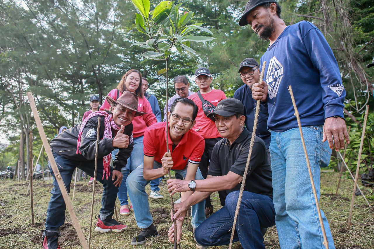 JAGA LINGKUNGAN: Bersama kader banteng dan warga, Adi Sutarwijono melakukan tanam mangrove di kawasan perairan, Kelurahan Wonorejo, Rungkut Surabaya.
