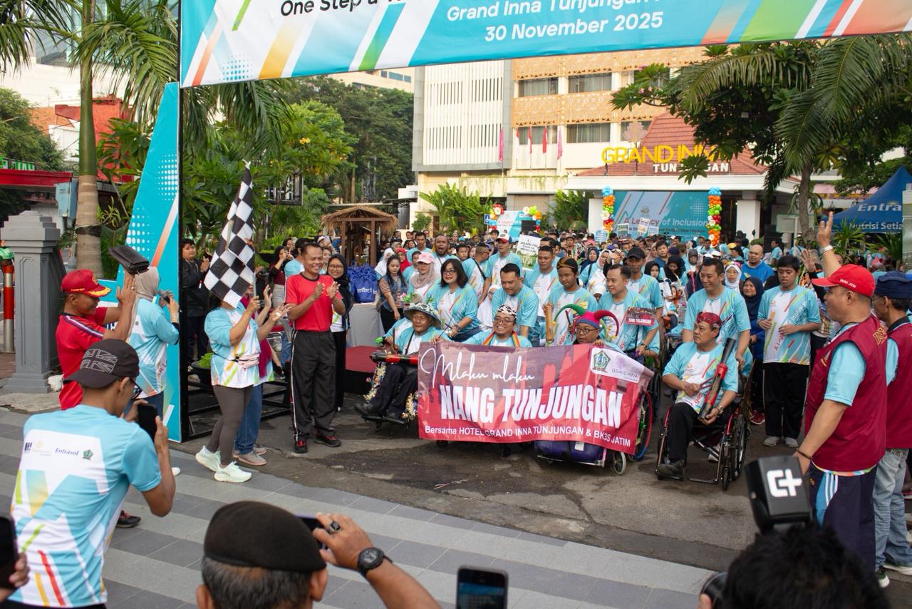 RAMAI: Ratusan peserta fun walk 45 tahun Grand Inna Tunjungan antusias bersiap di garis start, Minggu (30/11).