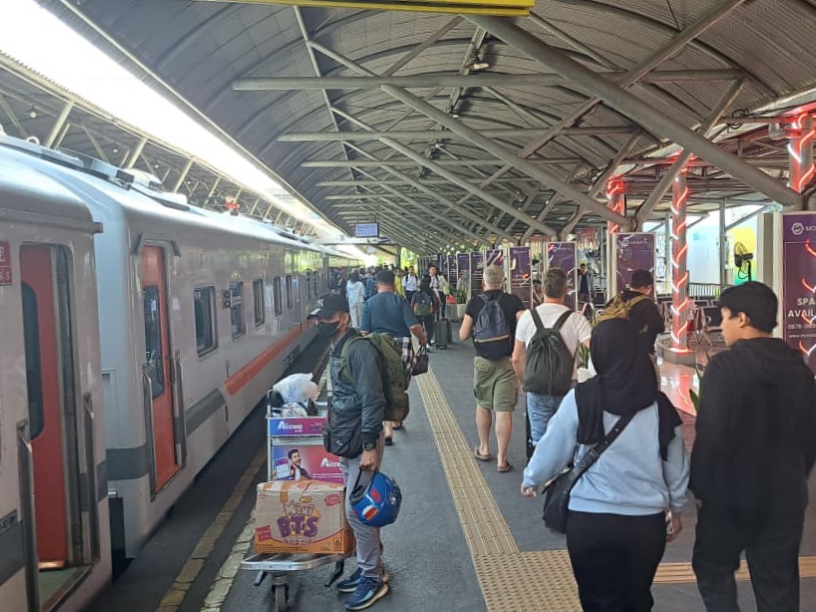 Sebagian masyarakat akan memanfaatkan transportasi umum untuk bepergian saat libur nataru.