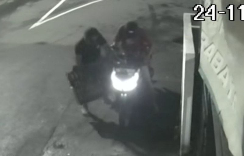 KOMPAK : Dua pria terekam CCTV mencuri besi penutup gorong-gorong di Jalan Rajawali, Surabaya. (IST/RADAR SURABAYA)