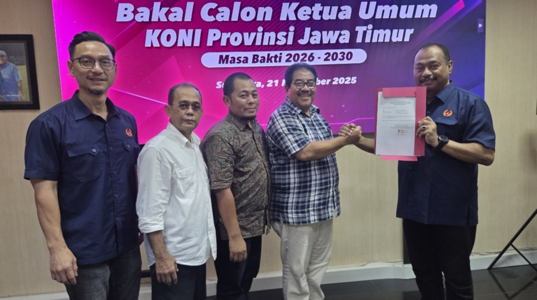 Muhammad Nabil ketika menyerahkan berkas pendaftaran sebagai calon ketua umum KONI Jatim, beberapa waktu lalu.