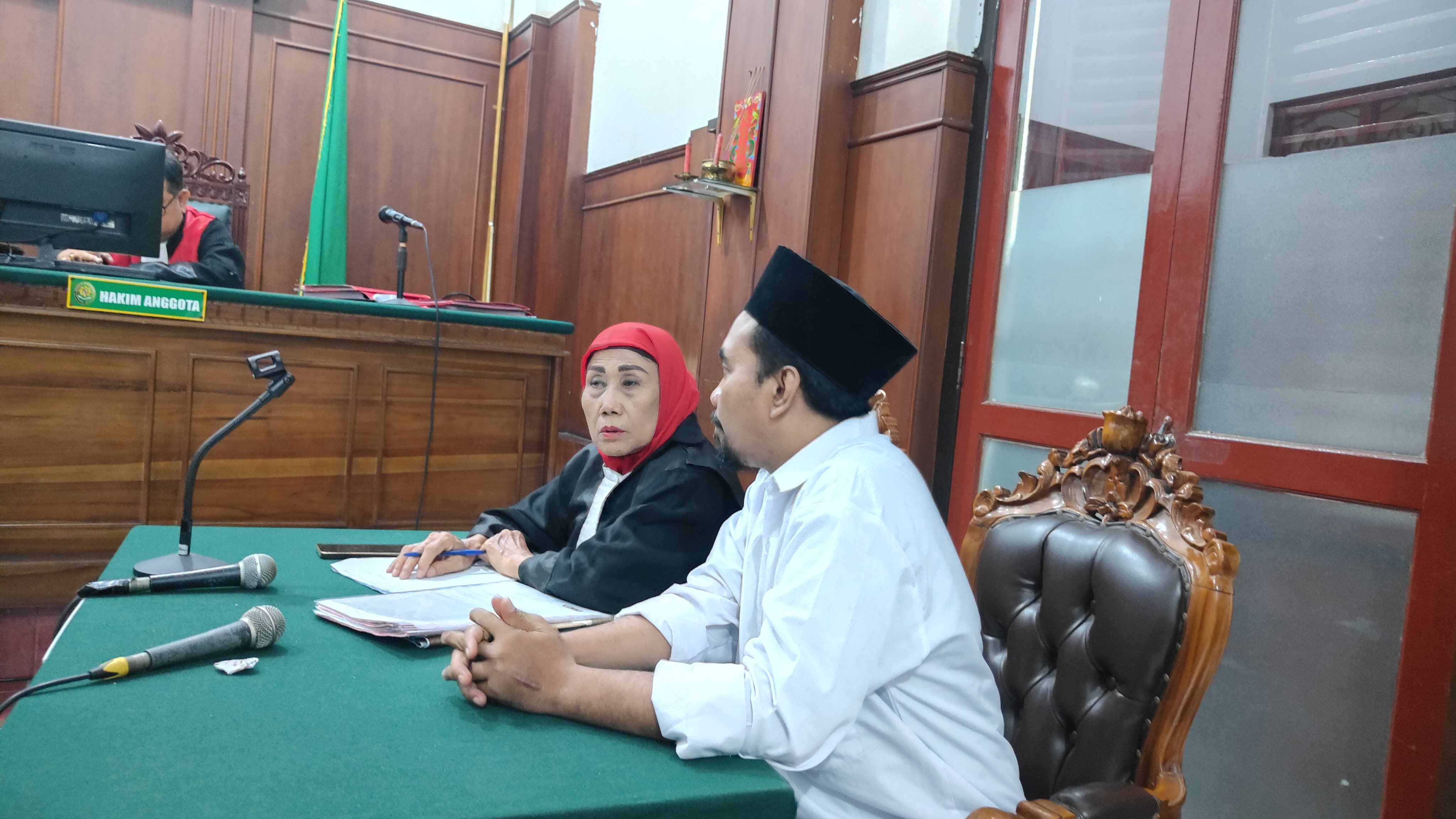 DISIDANG: Niat terdakwa menangkap pelaku pencurian pagar besi di Pakal, Surabaya, berakhir di meja hijau. Terduga pelaku akhirnya tewas usai terlibat saling pukul. (IST/RADAR SURABAYA)
