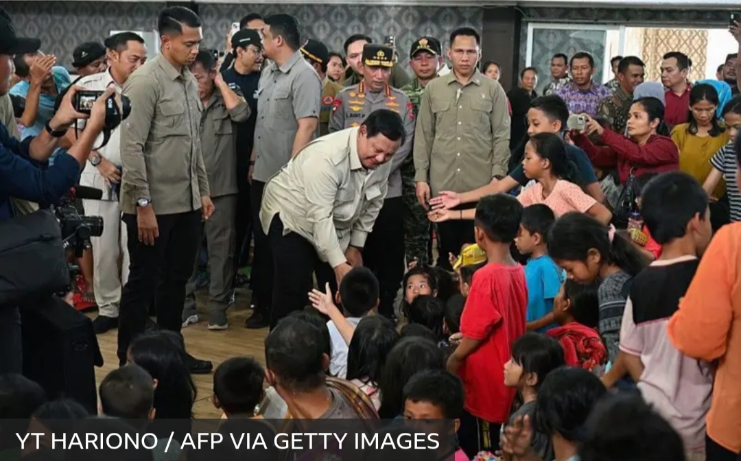 Presiden Prabowo Subianto (tengah) bertemu anak-anak yang selamat dari banjir di posko pengungsian di Pandan, Tapanuli Tengah, Sumatra Utara.