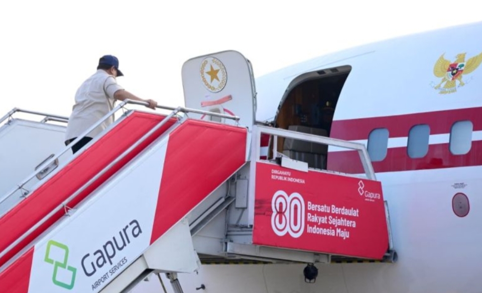 Presiden RI Prabowo Subianto memasuki pesawat kepresidenan untuk bertolak ke Sumatra Utara, di Pangkalan Udara Halim Perdanakusuma, Jakarta, Senin (1/12/2025).