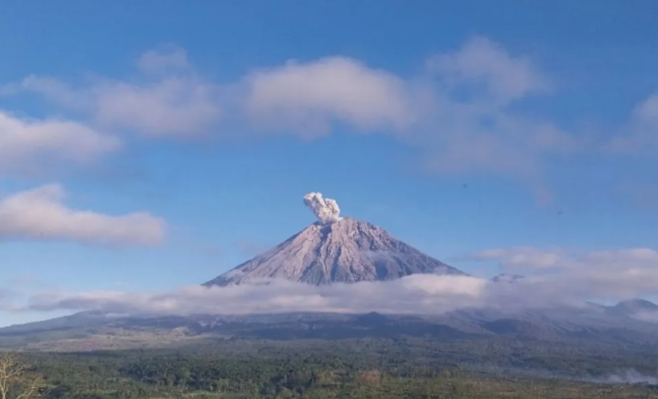 Gunung Semeru masih terus erupsi meskiun dengan skala yang lebi kecil.