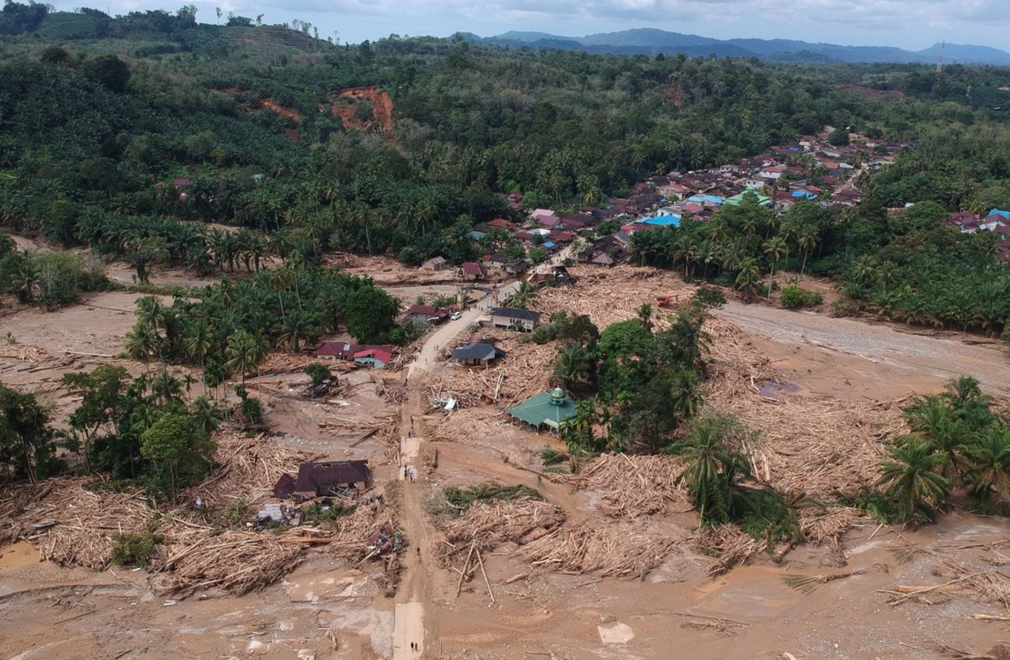 Banjir dan longsor di Aceh, Sumatera Utara, dan Sumatera Barat tercatat menelan 442 korban jiwa dan 402 orang masih hilang.