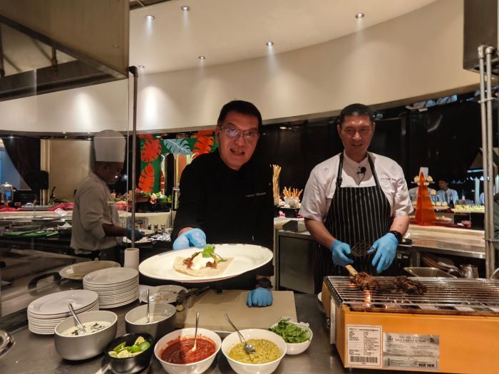 KREASI MENU TIGA NEGARA: Chef Vindex Tengker (kiri) , membuat kreasi menu khas dari tiga negara, dalam live cookingnya di Hotel Ciputra World, Surabaya, Senin (1/12).
