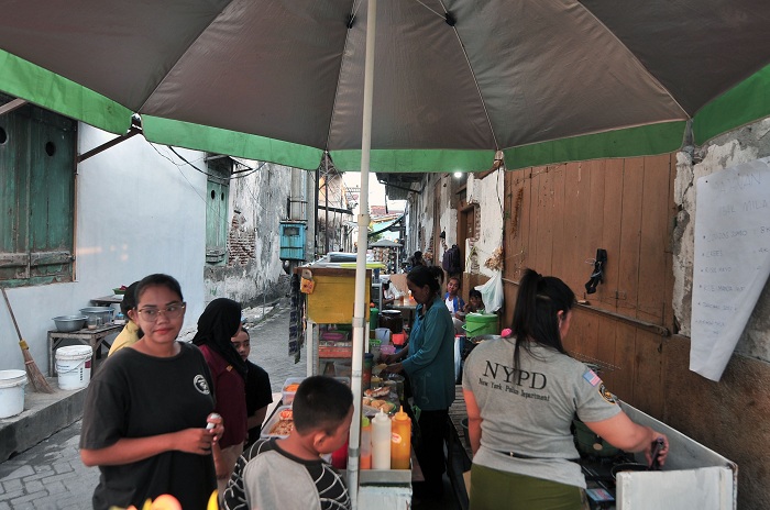 JAJAN: Salah satu pelaku kuliner Madura di kawasan Kota Lama Surabaya.