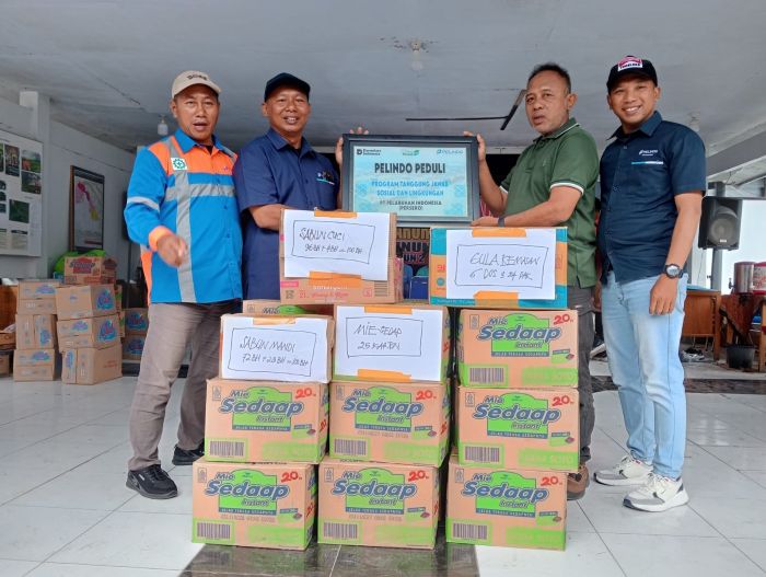 BERBAGI: Pelindo Sub Regional Jawa Regional 3 Pelabuhan Kawasan Tanjung Tembaga Probolinggo salurkan bantuan Tanggap Bencana dan Musibah Erupsi Semeru ke warga terdampak di Kab. Lumajang Jumat (28/11)