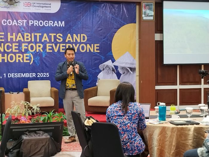 BAHAS MANGROVE: Direktur Yayasan Hutan Biru, Rio Ahmad, mengenalkan Program COAST&ndash;SHORE (Sustainable Habitats and Ocean Resilience for Everyone) di Surabaya, Senin (1/12).