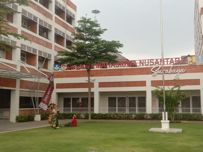 BERSAMA: Penghuni dan purnahuni Asrama Mahasiswa Nusantara (AMN) Surabaya terus memperkuat persatuan, kolaborasi, dalam pengembangan diri.