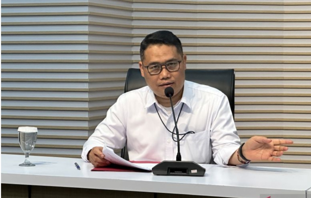 Pelaksana Tugas Deputi Penindakan dan Eksekusi Komisi Pemberantasan Korupsi Asep Guntur Rahayu memberikan keterangan di Gedung Merah Putih KPK, Jakarta, Senin (1/12/2025).