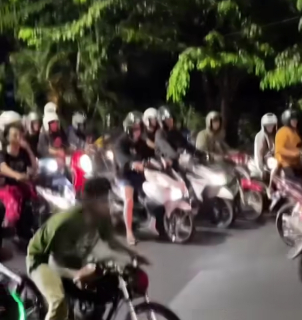 TEREKAM: Puluhan pengendara motor menutup Jalan Panjang Jiwo, Surabaya. Jalan ini digunakan untuk balap liar, Sabtu (29/11). (IST/RADAR SURABAYA)