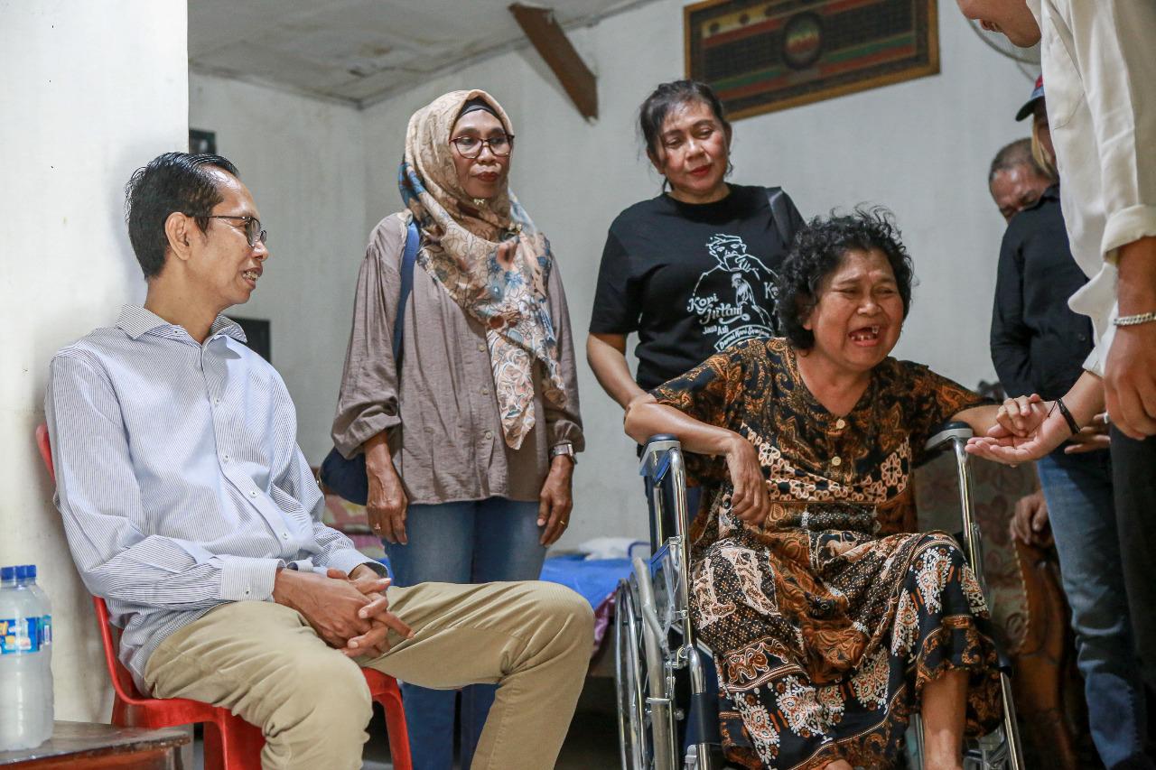 Adi Sutarwijono memberikan bantuan kursi roda kepada warga yang membutuhkan.