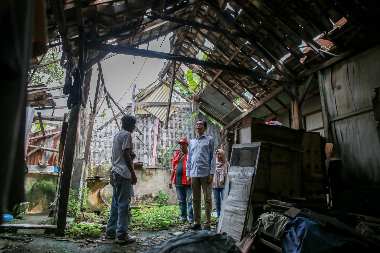 Adi Sutarwijono bersama sejumlah kader banteng Lakarsatri meninjau rumah warga pemohon rutilahu.