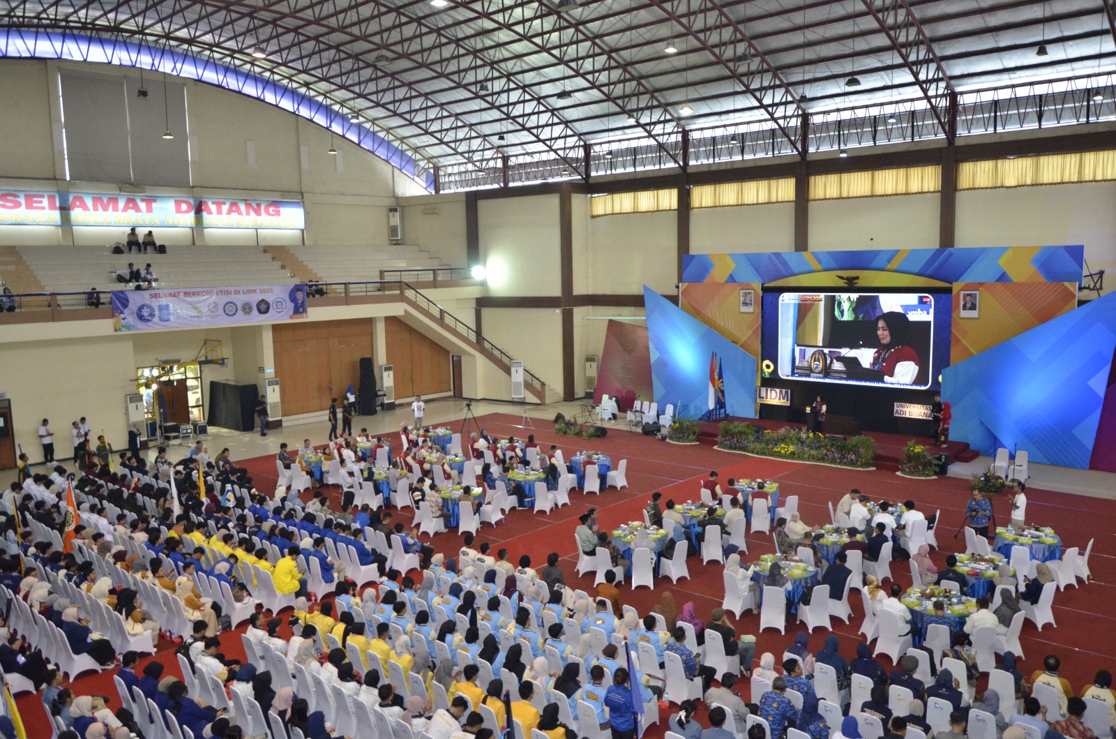 MERIAH: Suasana pembukaan Final LIDM 2025 di kampus UAB Surabaya, Senin (1/12/2025).