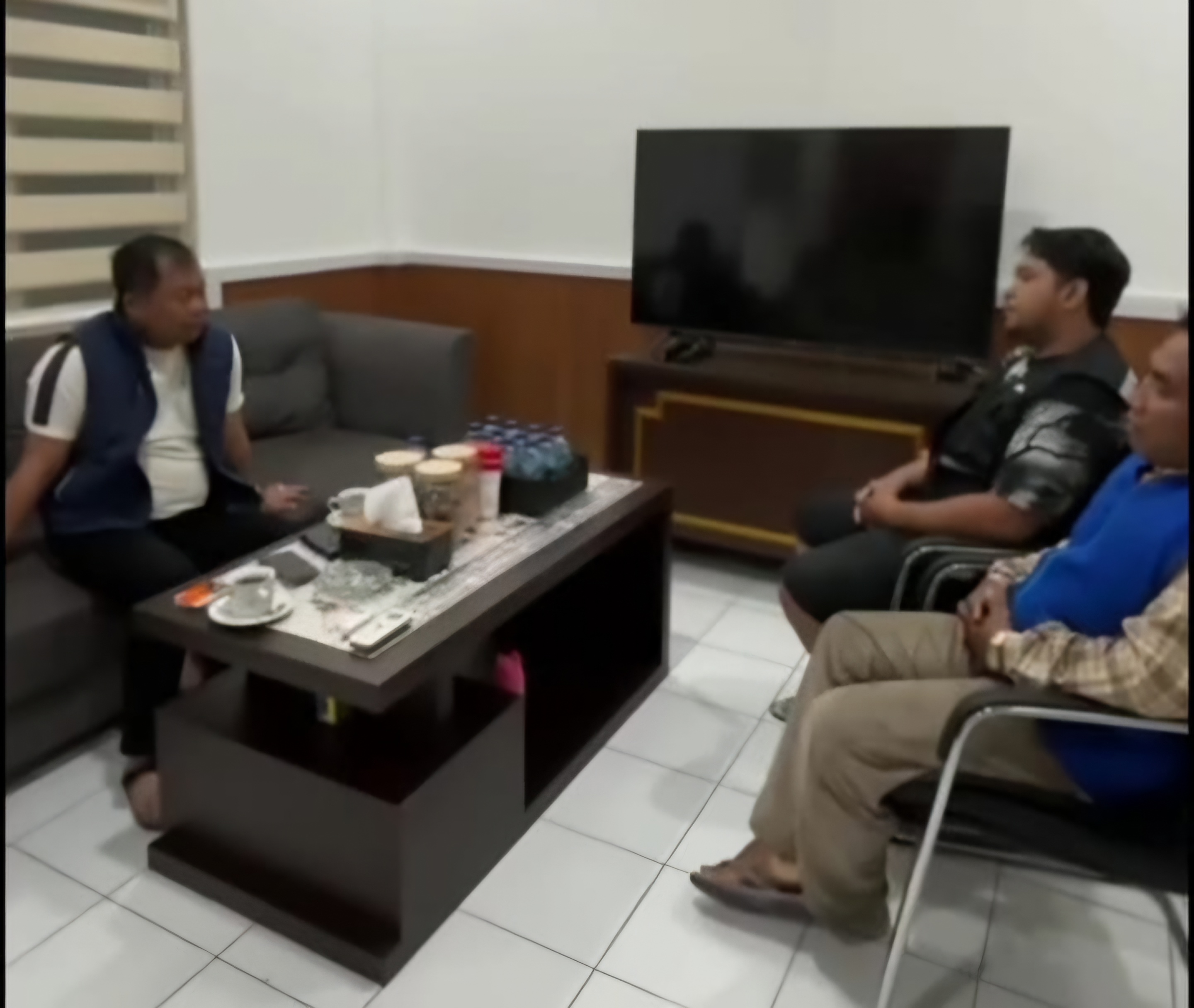 PENERTIBAN: Dua juru parkir diamankan usai menarik uang melebihi ketentuan di banner. Ia diamankan Sat Samapta Polrestabes Surabaya. (IST/RADAR SURABAYA)