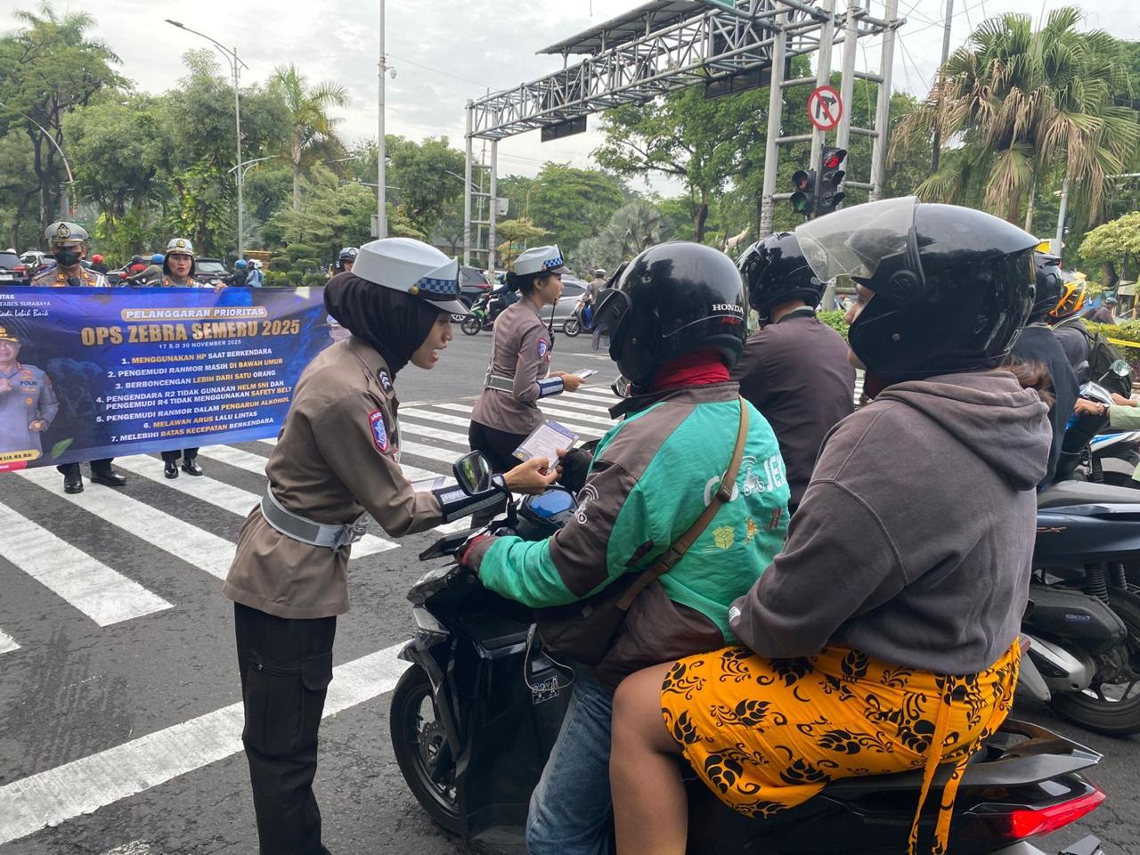 SOSIALISASI: Polwan Satlantas Polrestabes Surabaya memberikan edukasi selama Operasi Zebra Semeru 2025. Ratusan ribu pelanggar dapat teguran.(IST/RADAR SURABAYA)