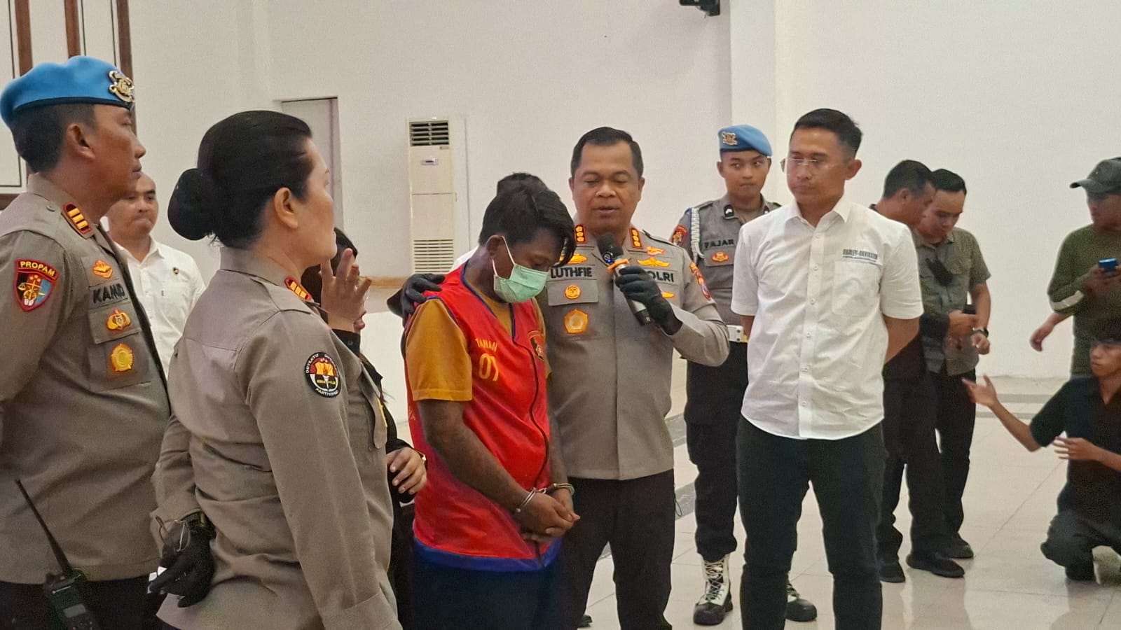 DIAMANKAN: Tersangka kasus penganiayaan pengunjung diskotik di Jalan Simpang Dukuh, Surabaya, saat diamankan Polrestabes Surabaya. (MAHRUS/RADAR SURABAYA)