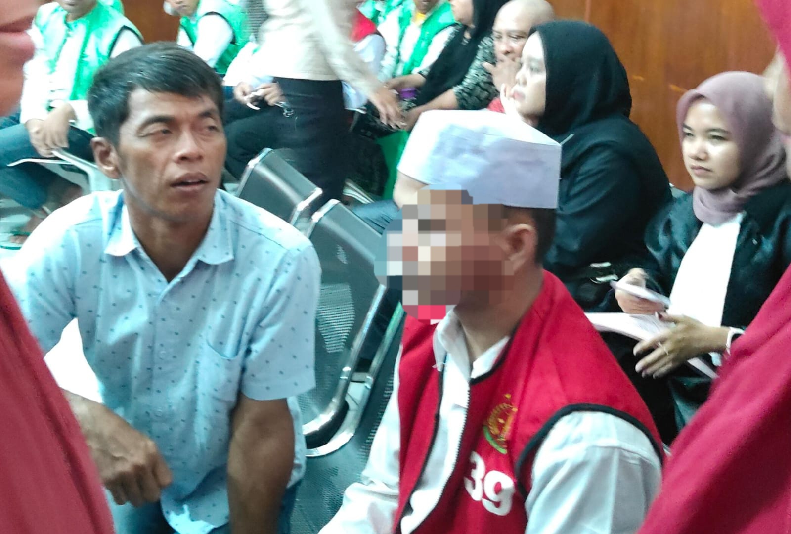 MENUNGGU: Terdakwa disidang di PN Surabaya. Ia menabrak polisi saat ricuh di Jalan Darmo, Surabaya.(IST/RADAR SURABAYA)