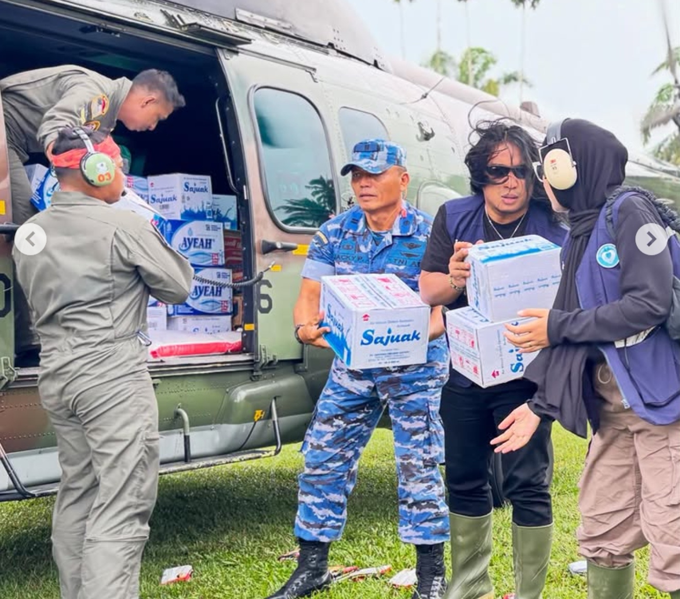 Praz Teguh turun langsung menyalurkan bantuan ke pengungsi.