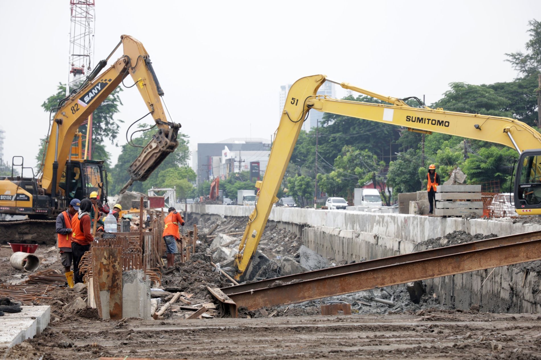 Pekerja menggarap proyek saluran di Jalan Prapen Surabaya. (IST)