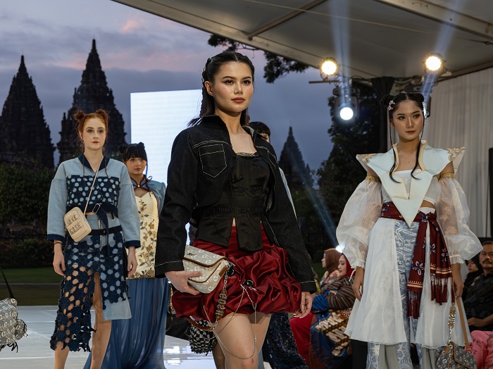 MELENGGANG: Mahasiswa Fashion Design and Business (FDB) Universitas Ciputra Surabaya saat tampil di Candi Prambanan dengan perpaduan busana modern.
