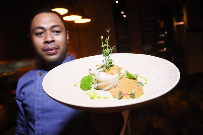 KREASI GADO-GADO: Pengunjung menikmati sajian kreasi kuliner gado-gado roll dengan isian ikan salmon, yang disajikan dengan cara digulung, di Hotel Java Paragon Surabaya, Selasa (2/11).