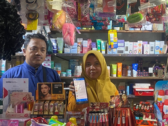 INOVASI: Salah satu pemilik UMKM Toko Khayun sedang mencoba aplikasi Andal App yang dikembangkan oleh Tim Abmas dari Departemen Sistem Informasi ITS.