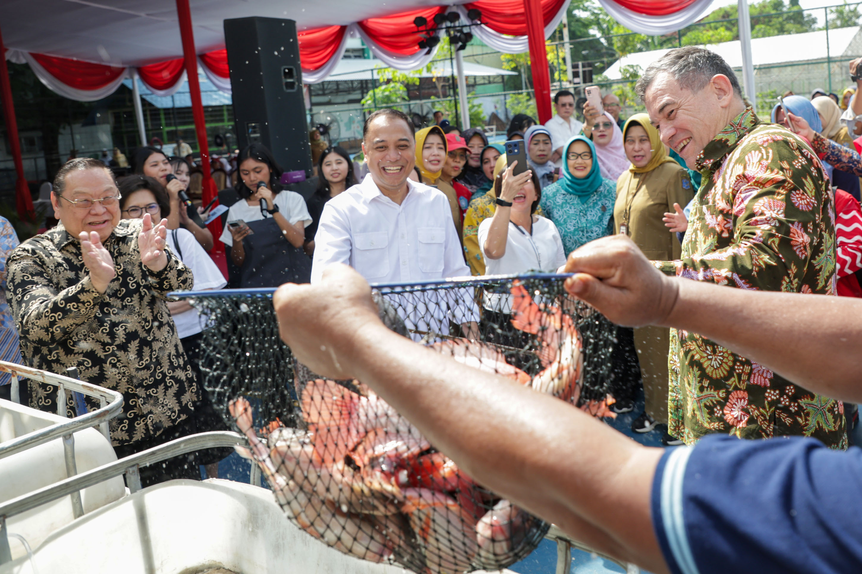 Panen ikan nila di kawasan Jemursari Surabaya. (IST)