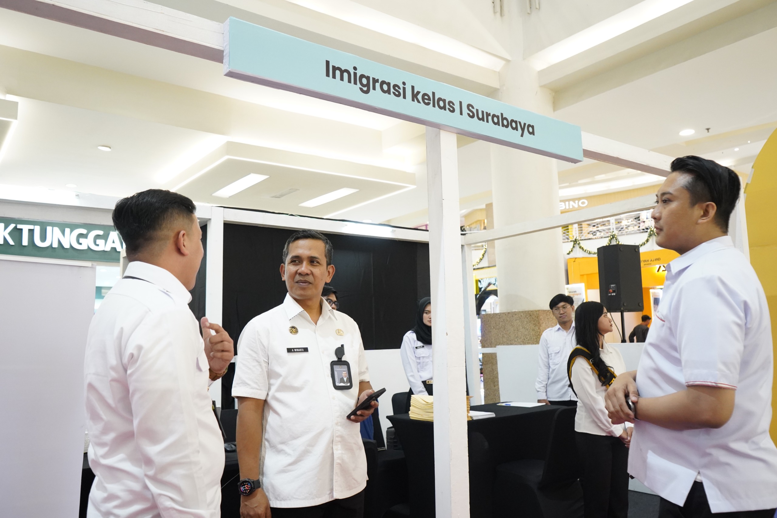 DIPERMUDAH: Kantor Imigrasi Kelas I Khusus TPI Surabaya membuka layanan pembuatan paspor dalam rangkaian expo yang digelar di Royal Plaza Surabaya.