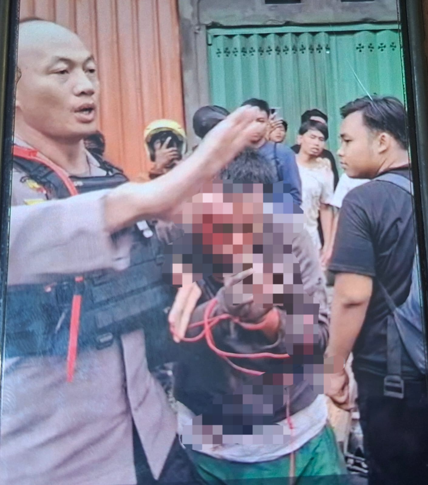 HEROIK : Kapolsek Lakarsantri Kompol Sandi Putra saat mengamankan pelaku curanmor M alias Mad asal Bangkalan di Jalan Raya Sambikerep, Surabaya, Selasa (2/12).(IST/RADAR SURABAYA)