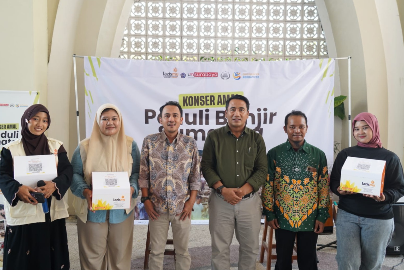 PEDULI: Lazismu UMSurabaya menggalang dana sebagai bentuk solidaritas peduli bencana di Sumatera.(IST/RADAR SURABAYA)